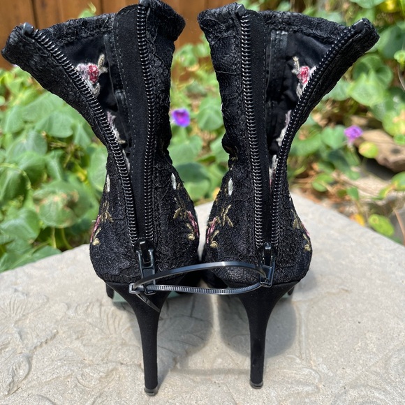 Blue by Betsey Johnson Sb-Diem Ankle Bootie Pump Black Lace Floral Size 7 EUC - Picture 6 of 9